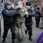 На улицах городов России задержали более 400 человек. Они ничего не делали, но их подозревают в попытке свергнуть режим