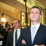 Навальный заявил, что он сейчас прячется «дома у Путина» (трансляция)