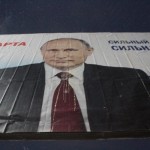 В Серове снова закидали яйцами баннер с Владимиром Путиным