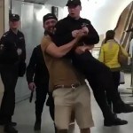 В Москве на мужчину, который поднял полицейского в метро, возбудили уголовное дело