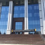 В Екатеринбурге на крыльце парламента появилась надпись: «Сдохнем на работе»