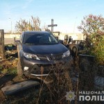 В Харькове священник на джипе «по неизвестным причинам» снес 10 памятников на кладбище