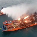Горящие у берегов оккупированного Крыма танкеры с контрабандным газом попали в шторм