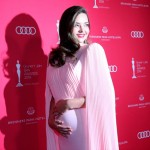 Миранда Керр впервые вышла в свет после новости о третьей беременности