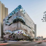 Архитекторы «обернули» южнокорейский универмаг в сверкающую стеклянную дорожку