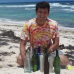 Американец бросил работу, чтобы бродить по пляжам и искать записки в бутылках