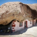 Как живется «пещерному» семейству под огромным валуном среди пустыни