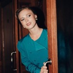Анна Кошмал устроила в поезде фотосессию в стиле ретро